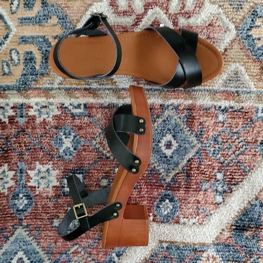 Cushionaire Platform Sandals